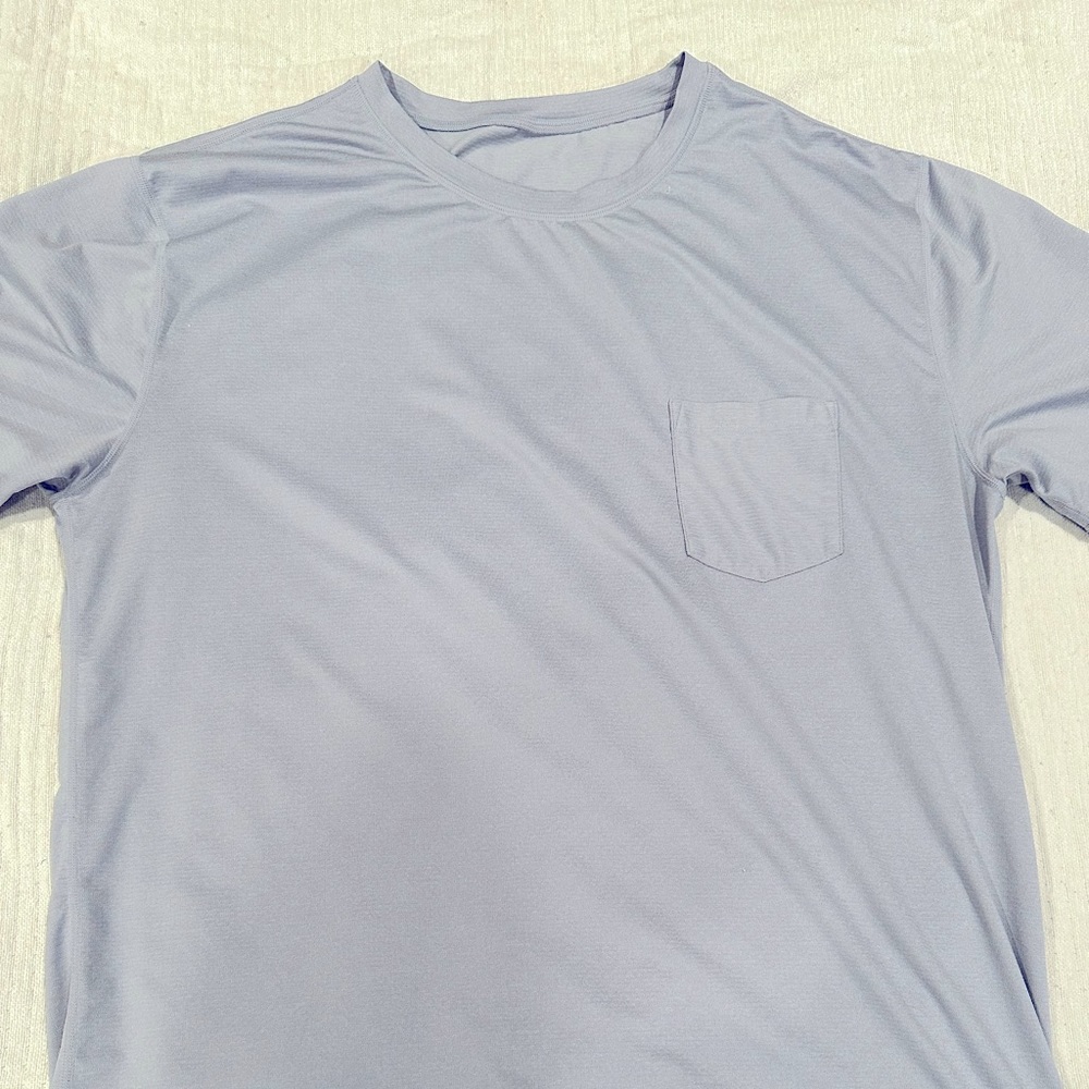 Vuori men’s “Tradewind Performance Tee” w/ pocket. Light Blue color. XXL